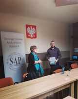 Prezes częstochowskiego oddziału Stowarzyszenia Archiwistów Polskich (SAP) Julia Dziwoki z prelegentem.