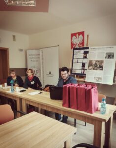 Prezes częstochowskiego oddziału Stowarzyszenia Archiwistów Polskich i Dyrektor Archiwum Państwowego w Częstochowie Ewa Surma-Jończyk w towarzystwie osoby wygłaszającej referat.