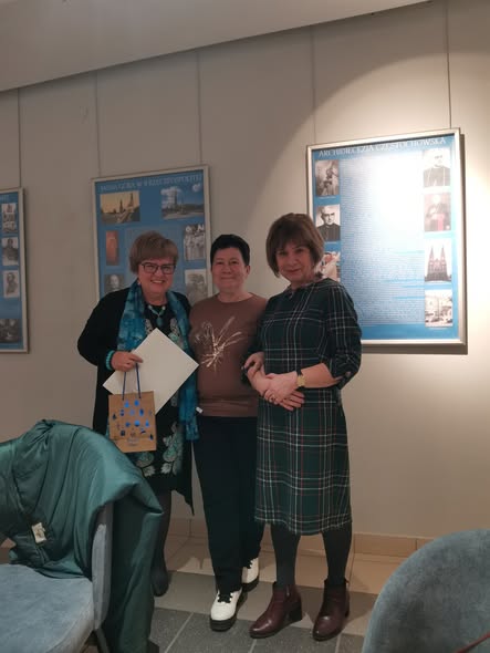 Julia Dziwoki, Beata Urbanowicz i Dorota Wojciechowska na tle wystawy.