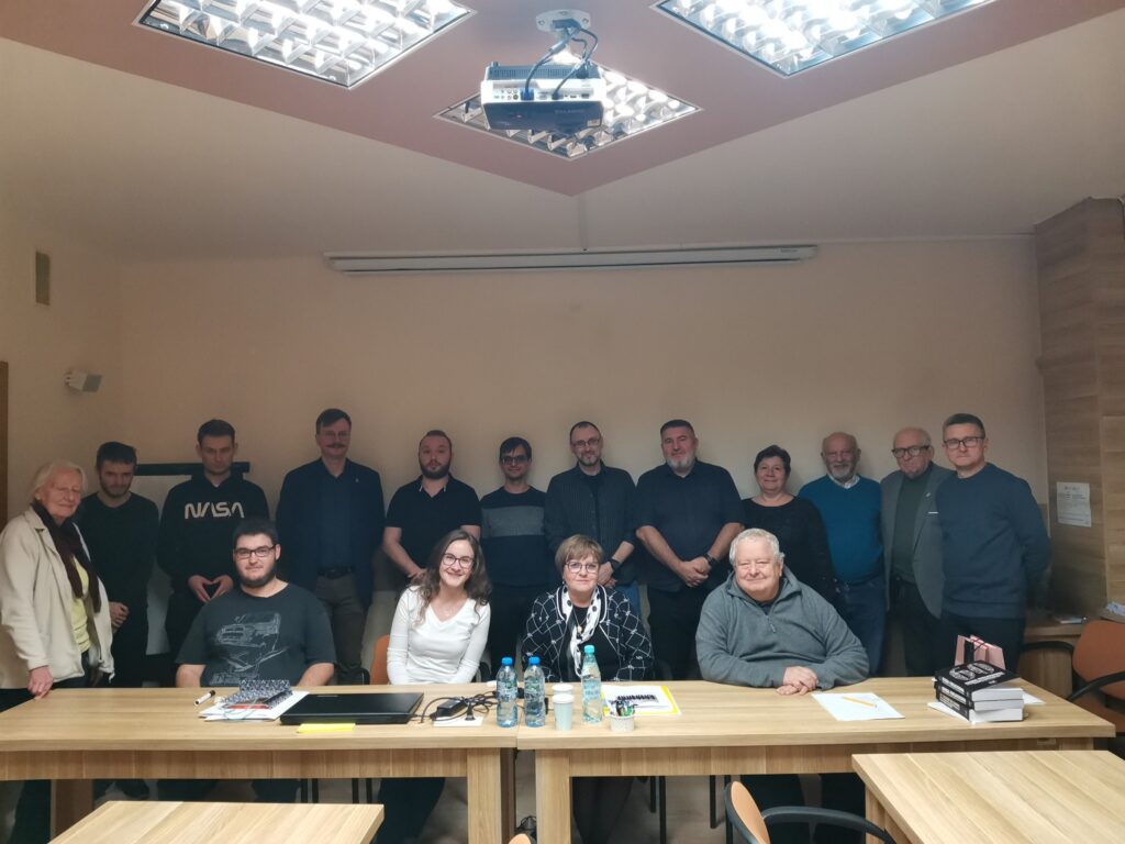 Grupowe, pamiątkowe zdjęcie wszystkich uczestników spotkania.