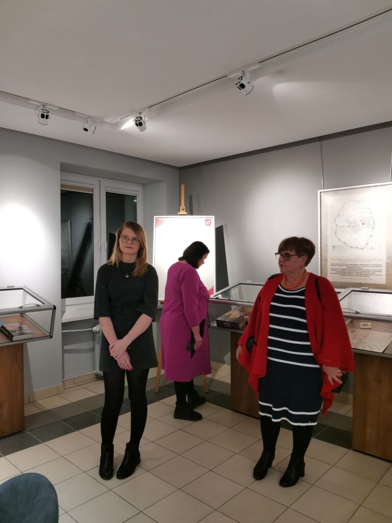 Julia Dziwoki i Magdalena Kaczmarek w Akademickiej Galerii 113.