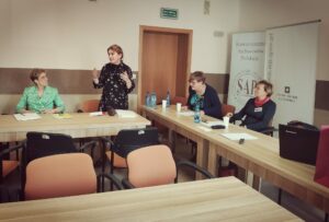 Prezes częstochowskiego oddziału Stowarzyszenia Archiwistów Polskich i Dyrektor Archiwum Państwowego w Częstochowie Ewa Surma-Jończyk w towarzystwie osoby zadającej pytanie