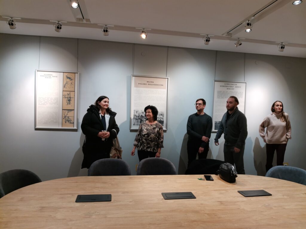 Uczestnicy spotkania w Galerii oglądają wystawę.