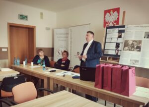 Prezes częstochowskiego oddziału Stowarzyszenia Archiwistów Polskich i Dyrektor Archiwum Państwowego w Częstochowie Ewa Surma-Jończyk w towarzystwie osoby wygłaszającej referat.