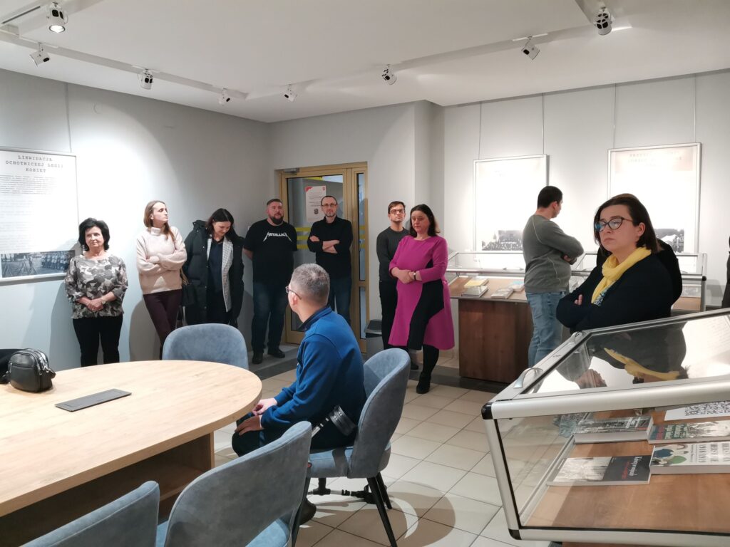 Uczestnicy spotkania w Galerii oglądają wystawę.