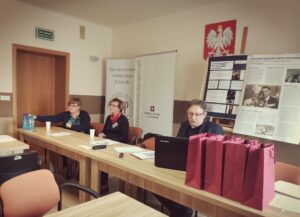 Prezes częstochowskiego oddziału Stowarzyszenia Archiwistów Polskich i Dyrektor Archiwum Państwowego w Częstochowie Ewa Surma-Jończyk w towarzystwie osoby wygłaszającej referat.