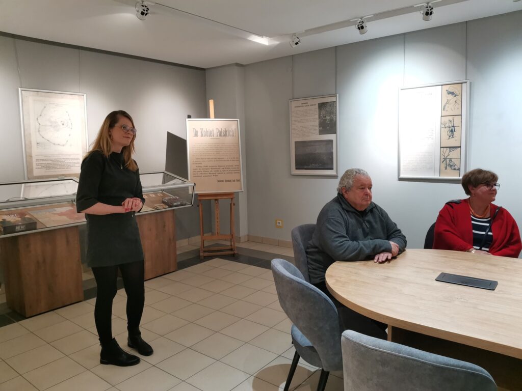 Uczestnicy spotkania w Galerii oglądają wystawę.