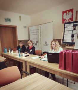 Prezes częstochowskiego oddziału Stowarzyszenia Archiwistów Polskich i Dyrektor Archiwum Państwowego w Częstochowie Ewa Surma-Jończyk w towarzystwie osoby wygłaszającej referat.