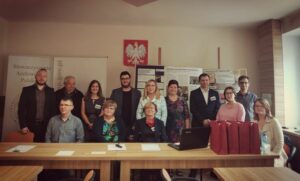 Grupowe zdjęcie wszystkich uczestników konferencji.