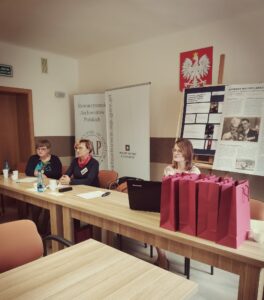 Prezes częstochowskiego oddziału Stowarzyszenia Archiwistów Polskich i Dyrektor Archiwum Państwowego w Częstochowie Ewa Surma-Jończyk w towarzystwie osoby wygłaszającej referat.