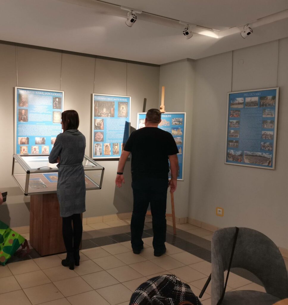 Inni uczestnicy spotkania oglądają wystawę.