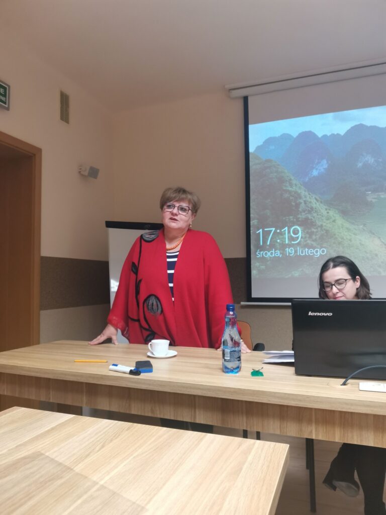 Prezes Julia Dziwoki, obok prelegentka - Bogusława Figa.