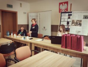 Prezes częstochowskiego oddziału Stowarzyszenia Archiwistów Polskich i Dyrektor Archiwum Państwowego w Częstochowie Ewa Surma-Jończyk w towarzystwie osoby wygłaszającej referat.