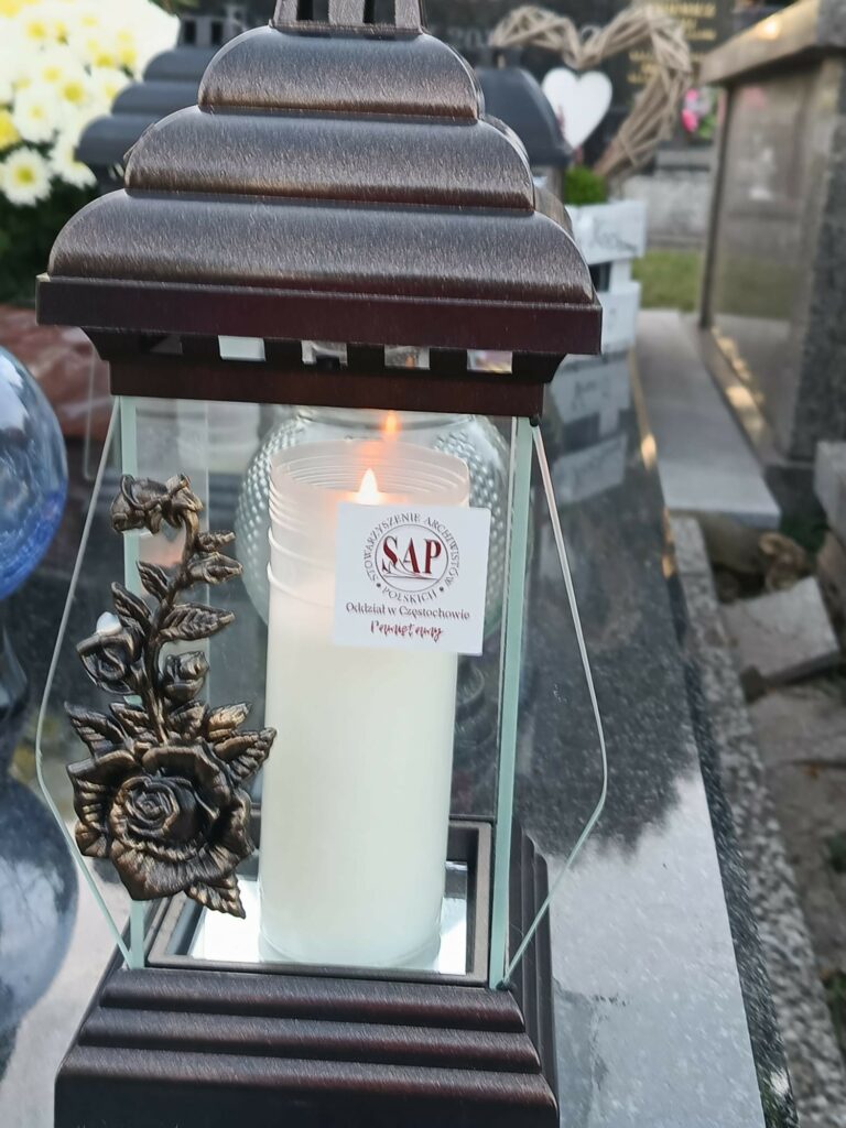 Znicz z logiem Stowarzyszenia Archiwistów Polskich.