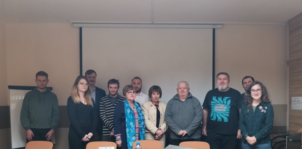 Pamiątkowe zdjęcie grupowe wszystkich uczestników spotkania.