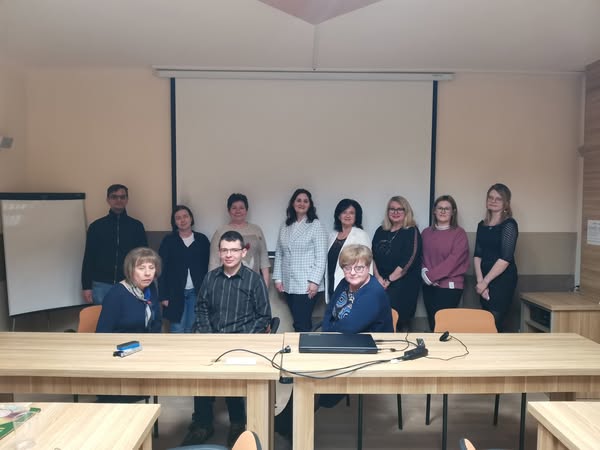 Pamiątkowe grupowe zdjęcie wszystkich uczestników spotkania.