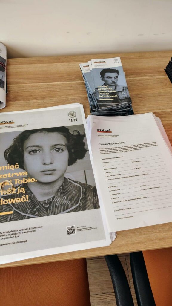 Broszury promocyjne portalu Straty.pl i formularz zgłoszeniowy.