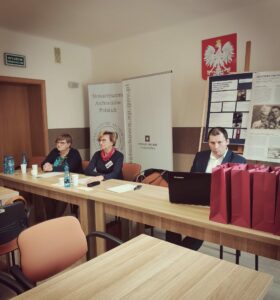 Prezes częstochowskiego oddziału Stowarzyszenia Archiwistów Polskich i Dyrektor Archiwum Państwowego w Częstochowie Ewa Surma-Jończyk w towarzystwie osoby wygłaszającej referat.