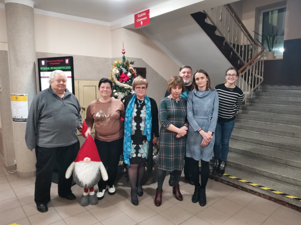 Zdjęcie grupowe przed wejściem do Galerii Akademickiej 313.