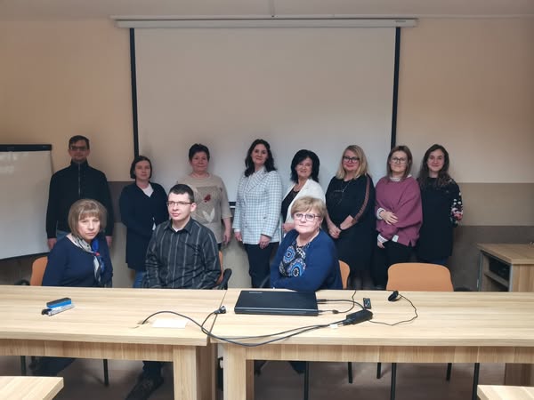 Pamiątkowe grupowe zdjęcie wszystkich uczestników spotkania.