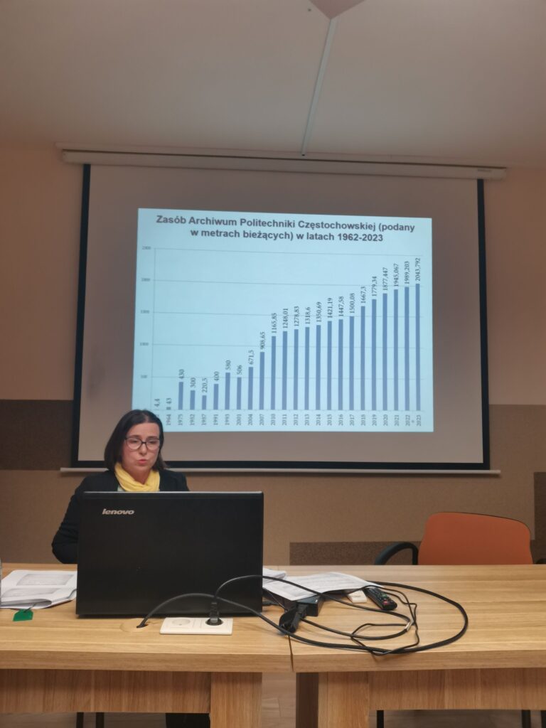 Prelegentka Bogusława Figa na tle prezentacji.