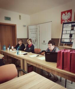 Prezes częstochowskiego oddziału Stowarzyszenia Archiwistów Polskich i Dyrektor Archiwum Państwowego w Częstochowie Ewa Surma-Jończyk w towarzystwie osoby wygłaszającej referat.