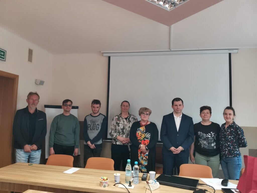 Pamiątkowe grupowe zdjęcie wszystkich uczestników spotkania.