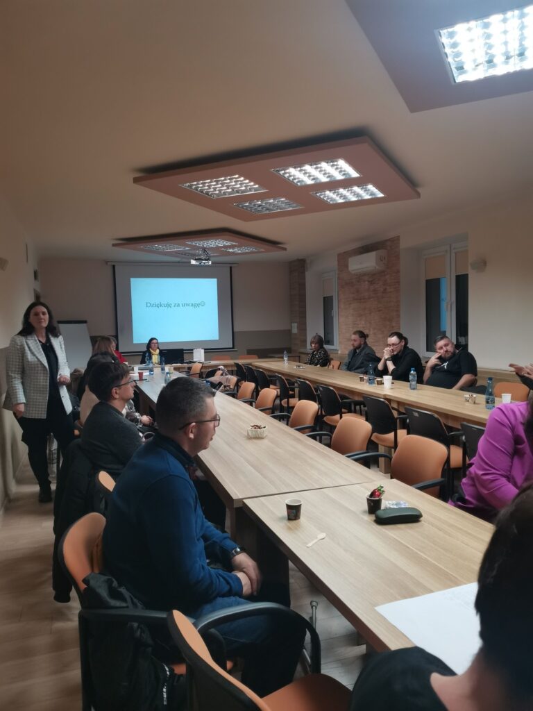 Wszyscy uczestnicy spotkania. W tle sekretarz i prelegentka.