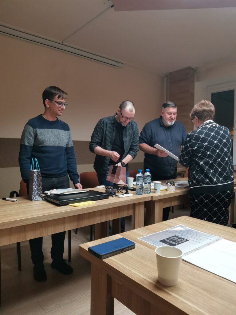 Prezes Julia Dziwoki i prelegenci.