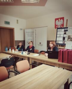 Prezes częstochowskiego oddziału Stowarzyszenia Archiwistów Polskich i Dyrektor Archiwum Państwowego w Częstochowie Ewa Surma-Jończyk w towarzystwie osoby wygłaszającej referat.