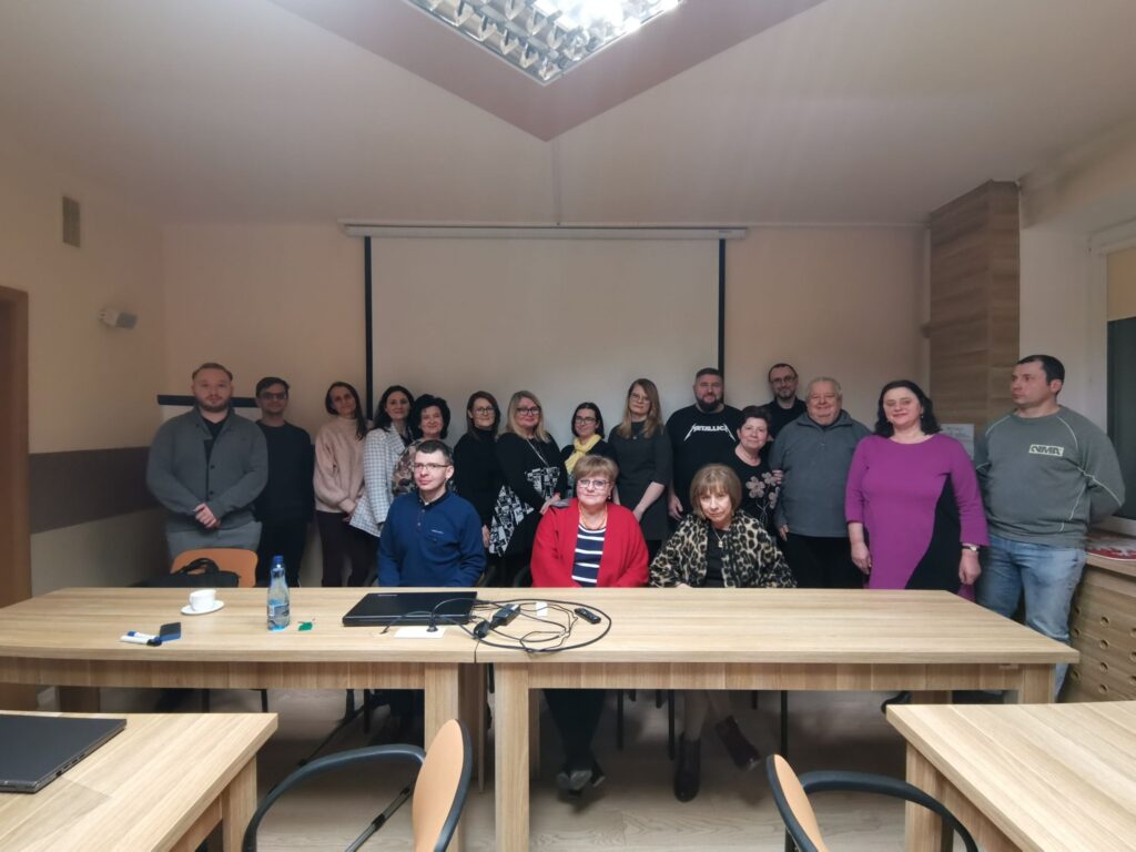 Pamiątkowe zdjęcie wszystkich uczestników spotkania.