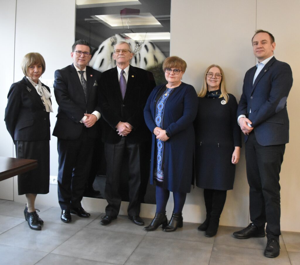 Pamiątkowe zdjęcie uczestników spotkania.