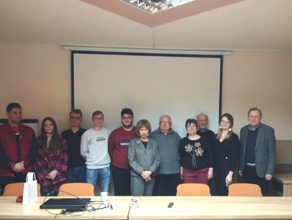Grupowe zdjęcie uczestników spotkania.