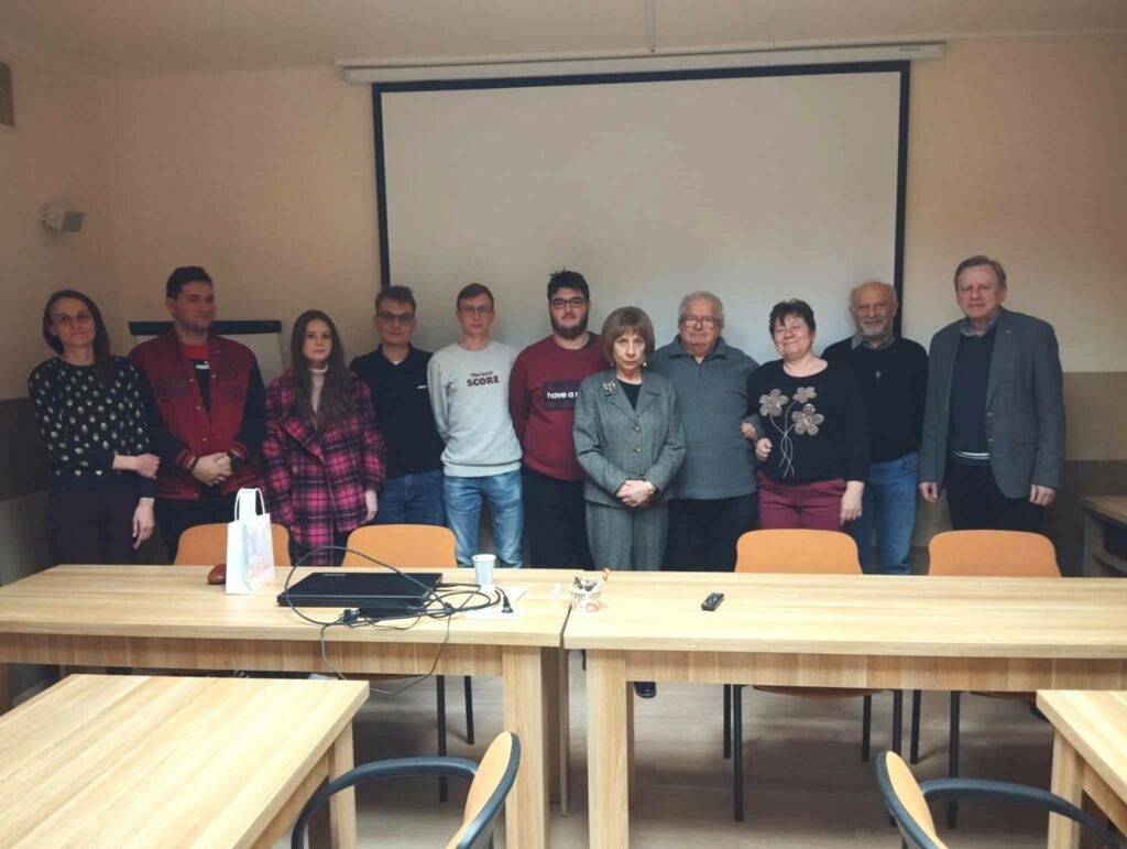 Grupowe zdjęcie uczestników spotkania.